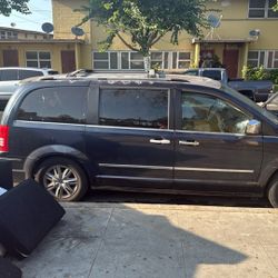 2008 Chrysler Town & Country Van 