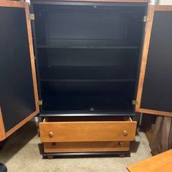 Armoire 20' W x 63' T 