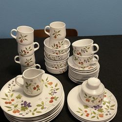 Noritake Berries n’ Such Collection Of Dinnerware Pieces