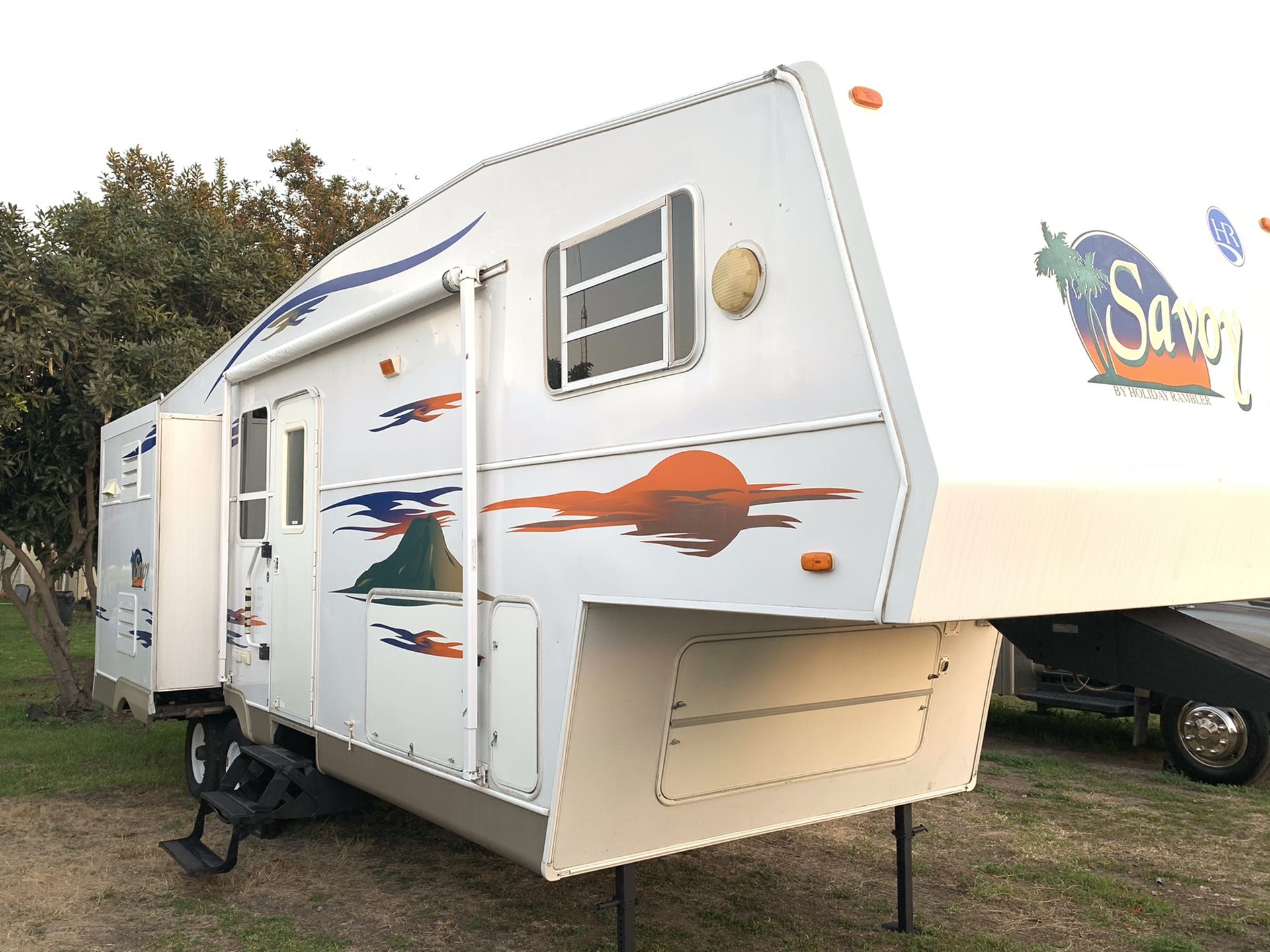 2005 holiday rambler Savoy fifth wheel two slides 27 ft for Sale in