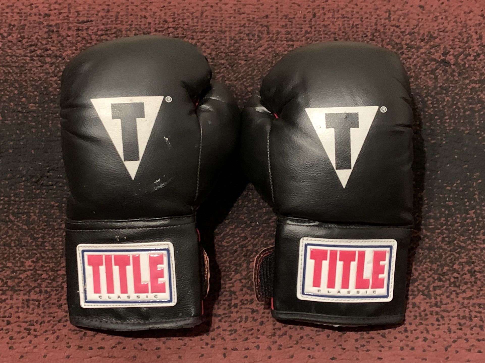 Title Classic Style Boxing Gloves