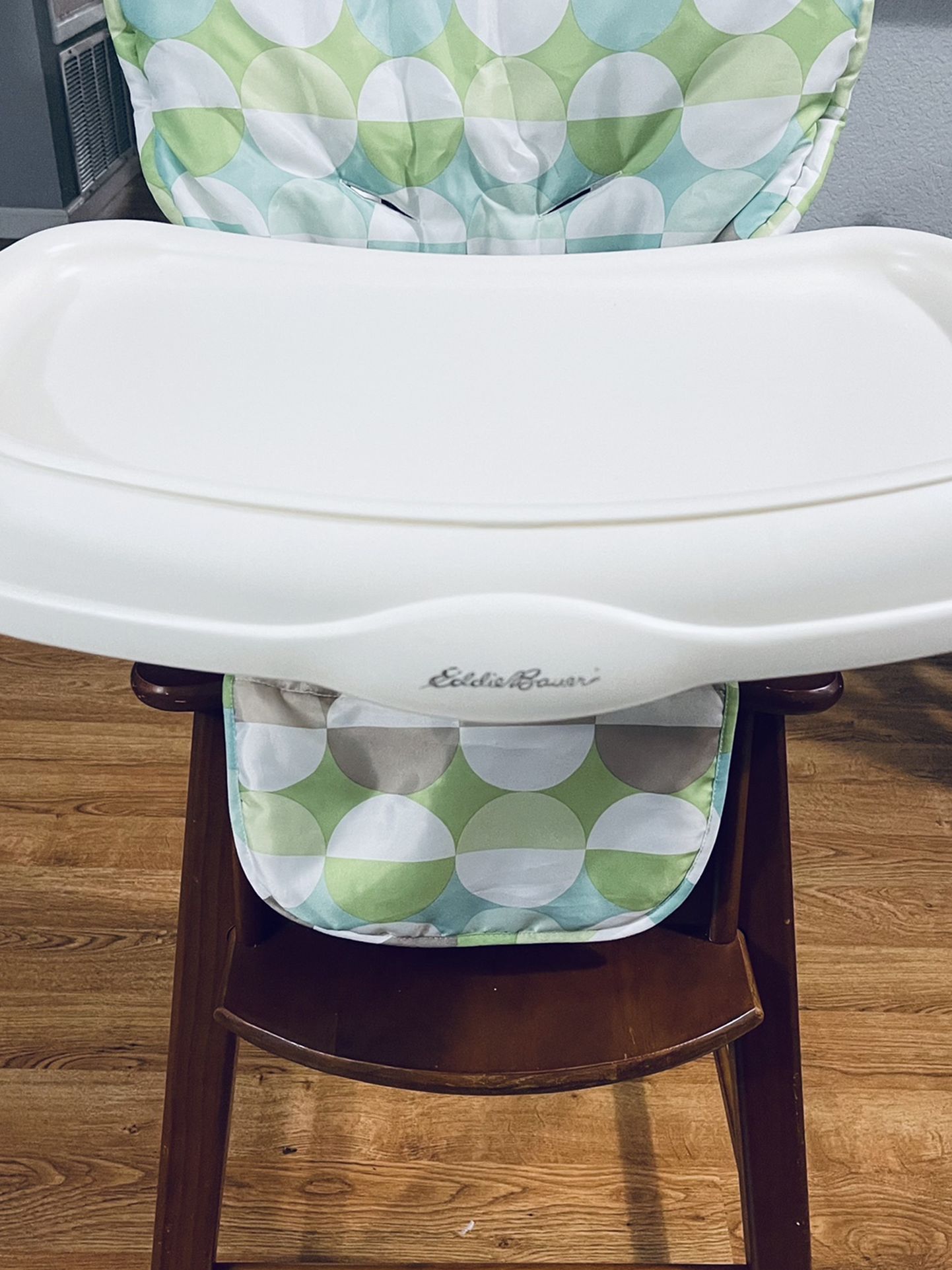 Solid And Great Condition Wooden High Chair ( PET/SMOKE FREE)