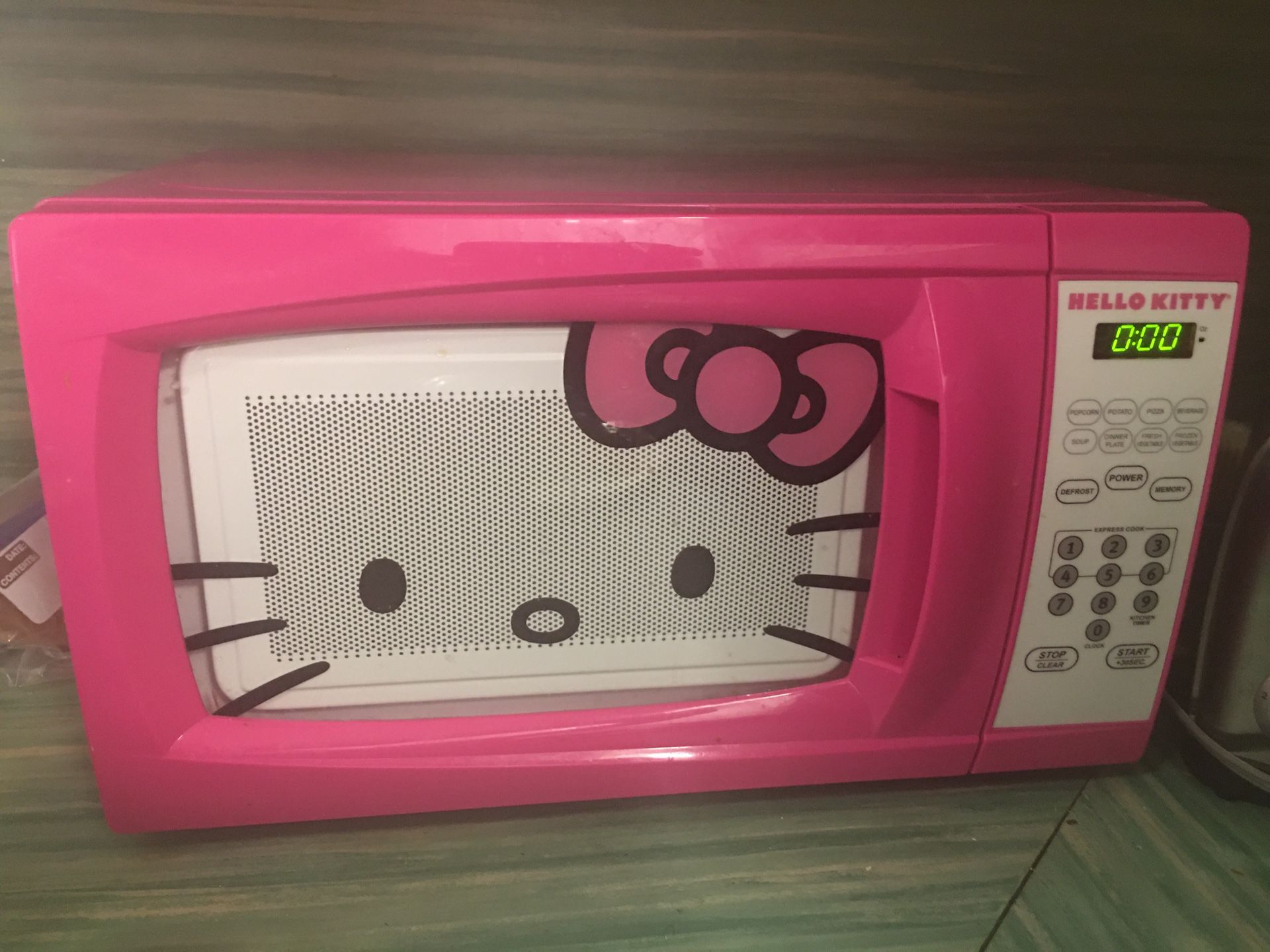 Hello Kitty microwave. 25$ OBO. The door needs new latches. That’s why I’m selling cheap