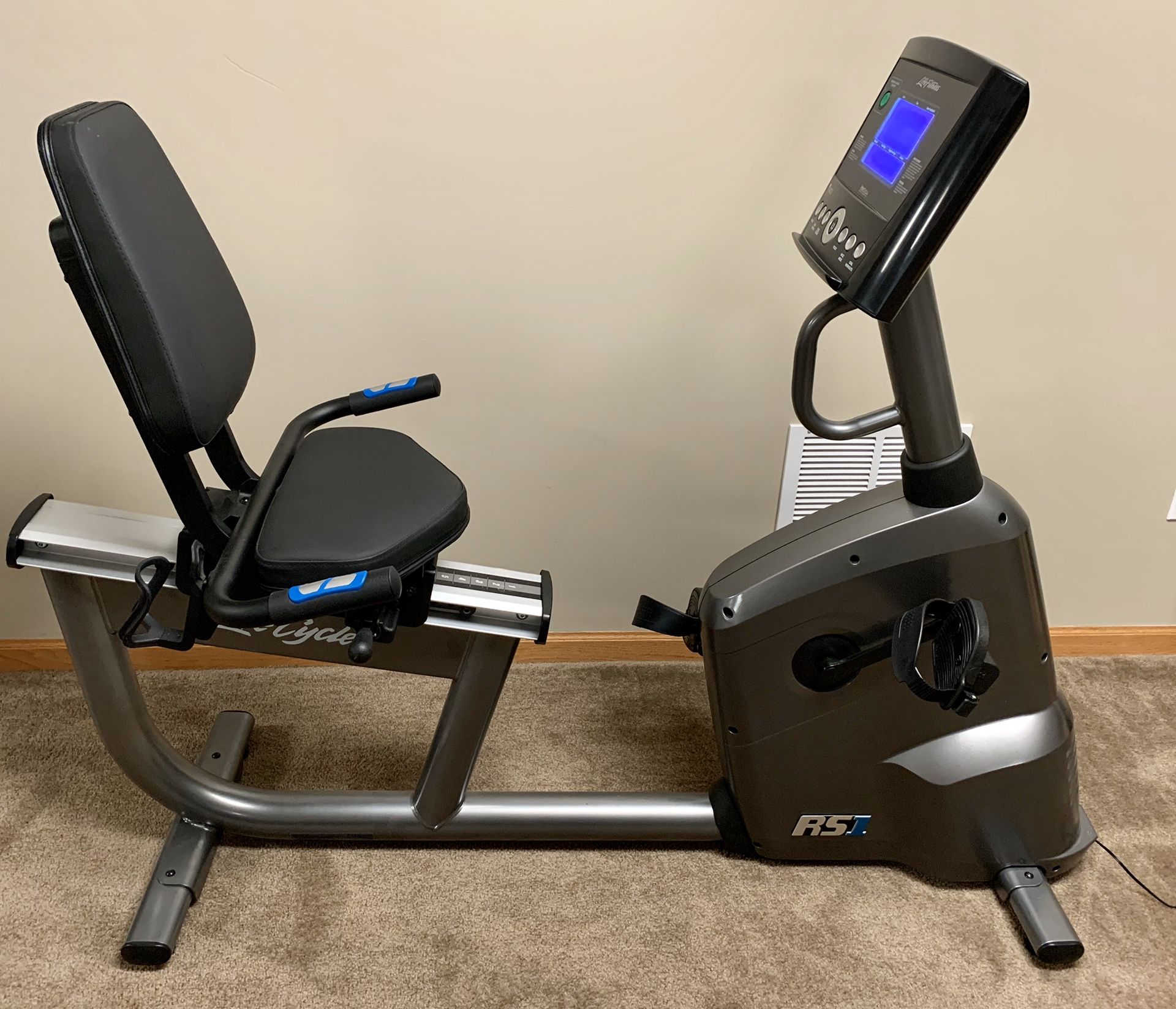Life Fitness RS1 Recombinant Exercise Bike, adjustable for large and small body types, programmable workouts, no tears, no damage, hardly used, great
