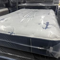 FULL SIZE STEARNS & FOSTER STUDIO MATTRESS & BOX SPRING BED SET