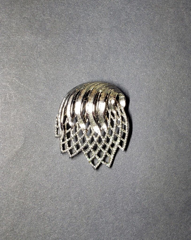 Beautiful Vintage Silver Brooch Pin.