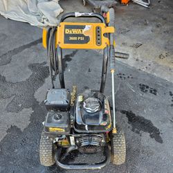 DEWALT 3600 PSI 2.5 GPM Gas Pressure Washer with Honda GX200 (FOR PARTS) READ