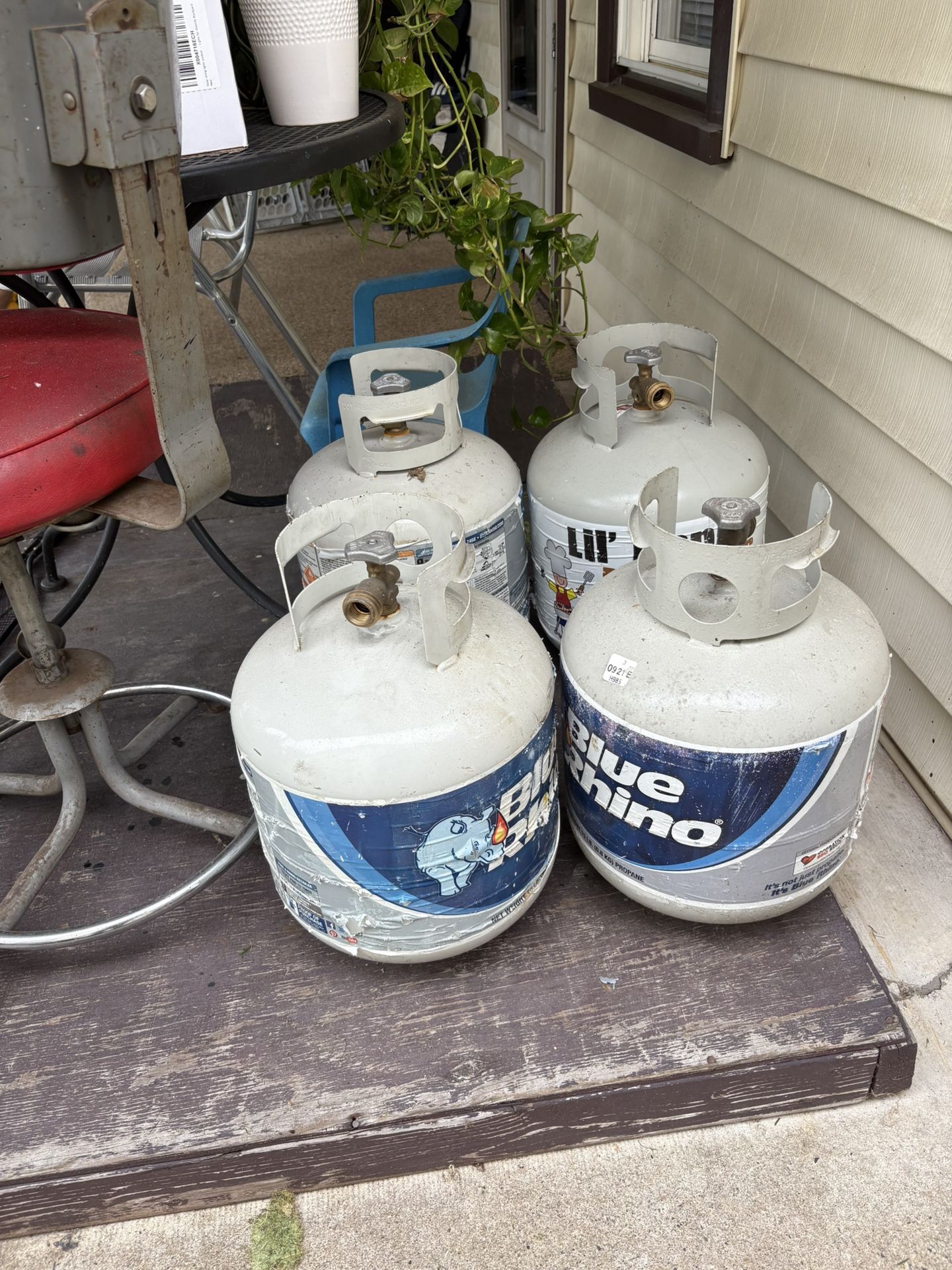 PENDING 4 empty propane tank 