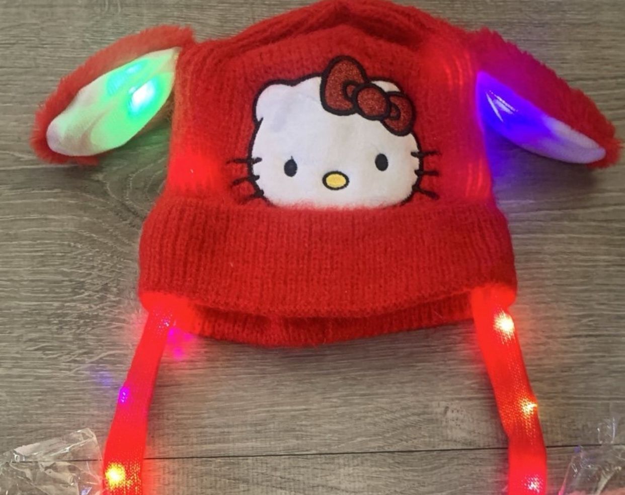 HELLO KITTY HAT. FOR GIRL WITH COLORFUL LIGHT AND MOVEMENT IN THE EARS