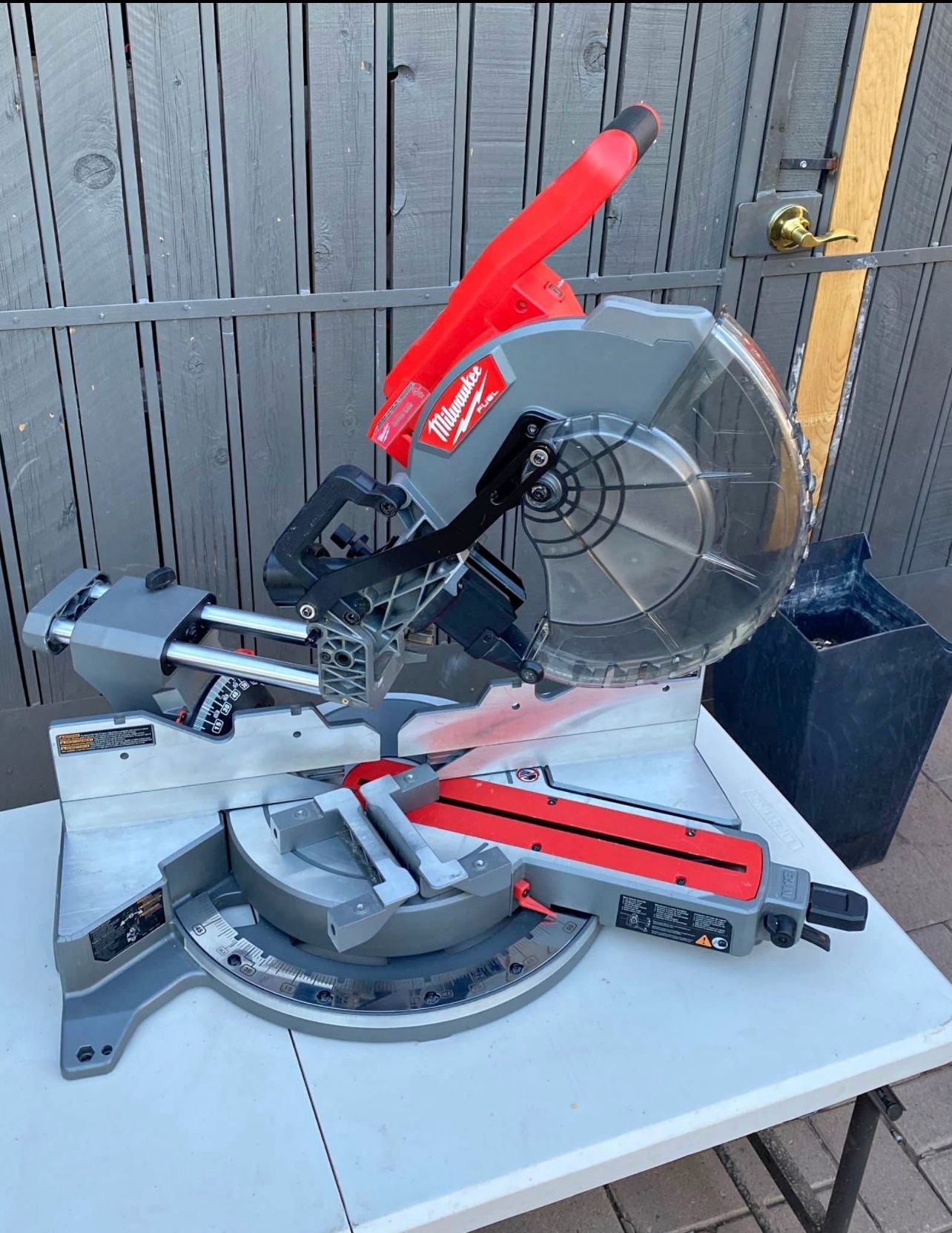 Milwaukee M18 FUEL 18V Lithium-Ion Brushless Cordless 12 in. Dual Bevel Sliding Compound Miter Saw (