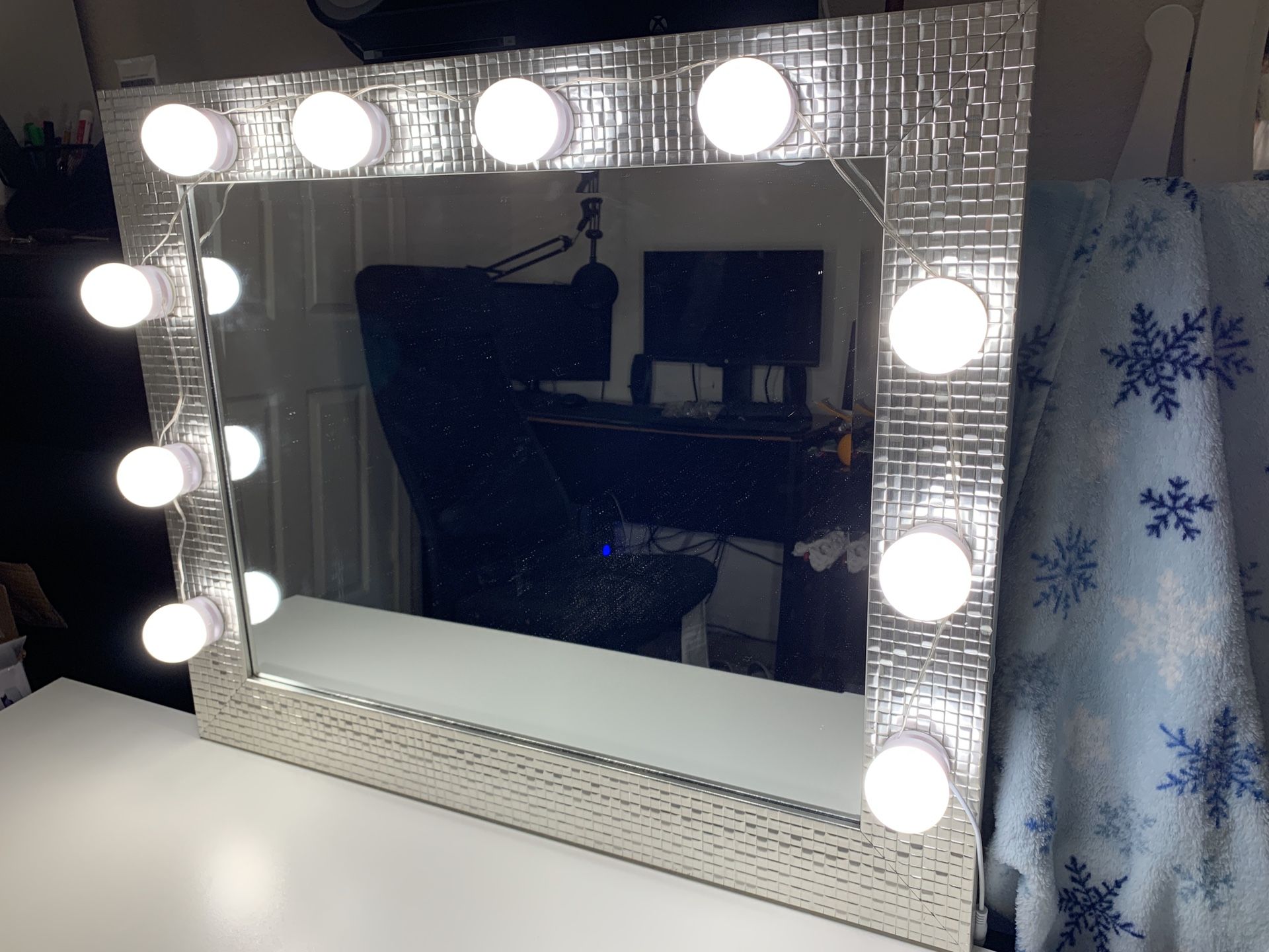 Mirror with dimmable LED lights