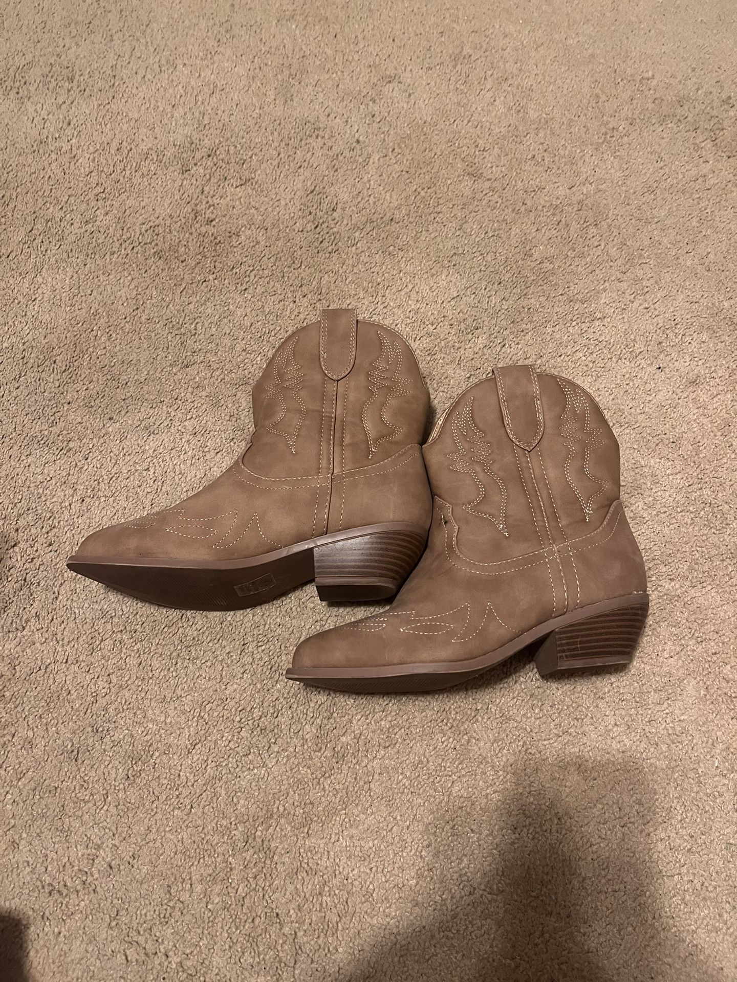 Short brown Cowgirl Boots