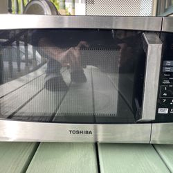 Toshiba .9 Cubic Countertop Microwave 