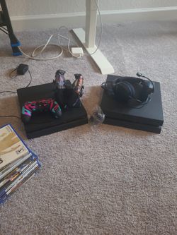 2 Playstation 4 With 4 Controllers 2 Headseats With 22 Games 2 Guitars
