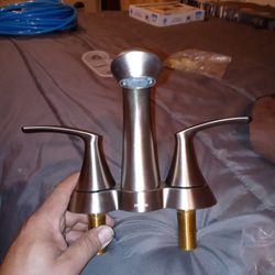 Moen WS84550SRN Darcy Grifo de baño central de 4" con desagüe NUEVO - Níquel cepillado

