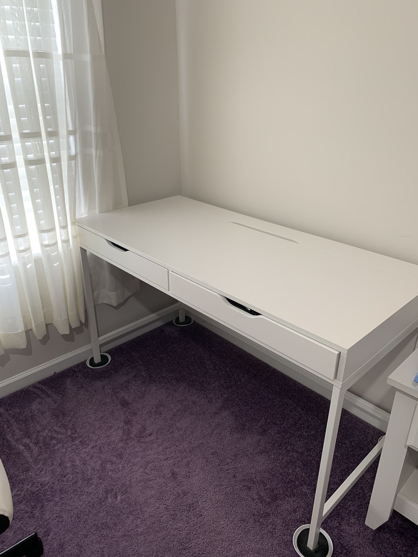 White desk with 2 drawers
