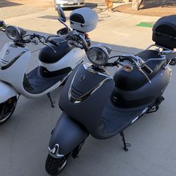 (2) 2014 Lance Cali Classic 150 Scooters