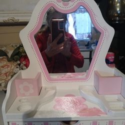 Little  Girls  Vanity .