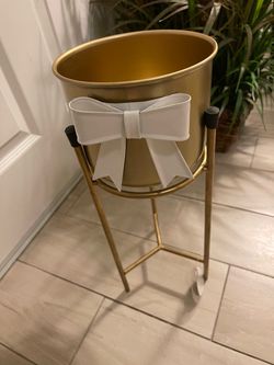 Base para plantas chica ( color dorado )