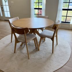 Dining room table  Solid Oak Wood Circular Dinner Table  With 4 Chairs Included  Table dimensions: 47.5” x 29” 