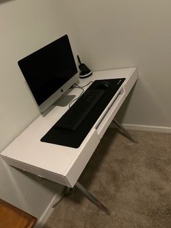 Apple Mac computer/ desk