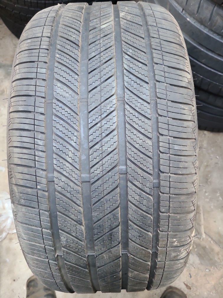 1. 285/40/20. Bridgestone 70%