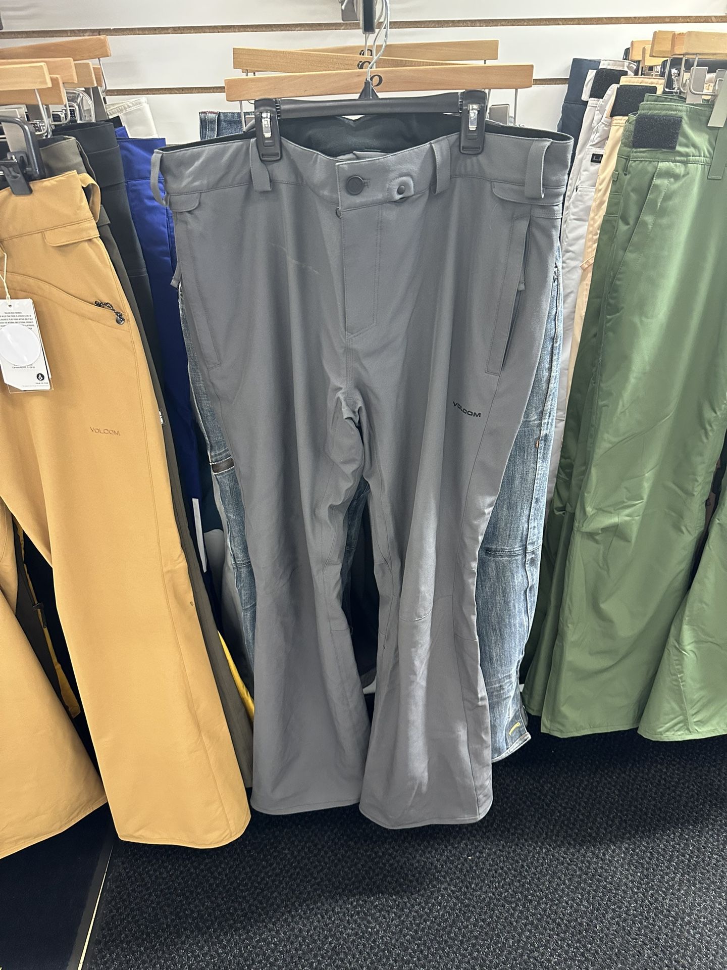 volcom large men's snowboard pants