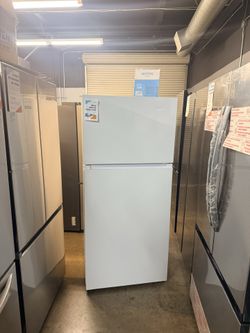 White Top Freezer Refrigerator For Apartments Or Garage 