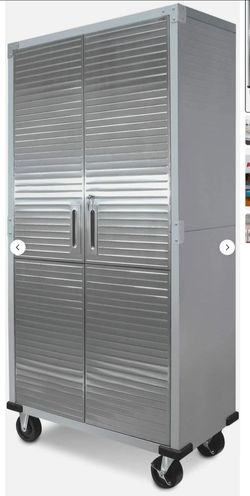 Mobile storage cabinet