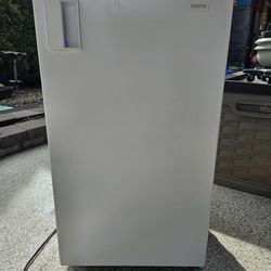 Sanyo Small Refrigerator White