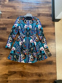 Brand New Woman’s Bebe brand Floral Long Sleeve Dress Up For Sale