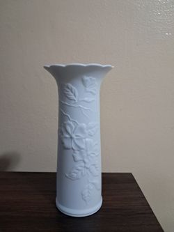 Jarrón vintage de porcelana Biscuit AK Káiser 659/1- Alemania Occidental,  relieve floral mate.