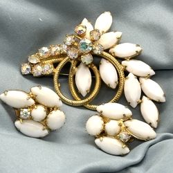 Stunning Juliana Milk Glass And Aurora Borealis Rhinestones Brooch!