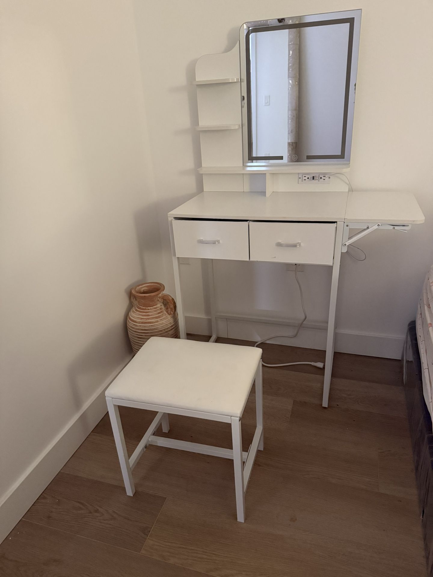 Vanity Desk With mirror And Light