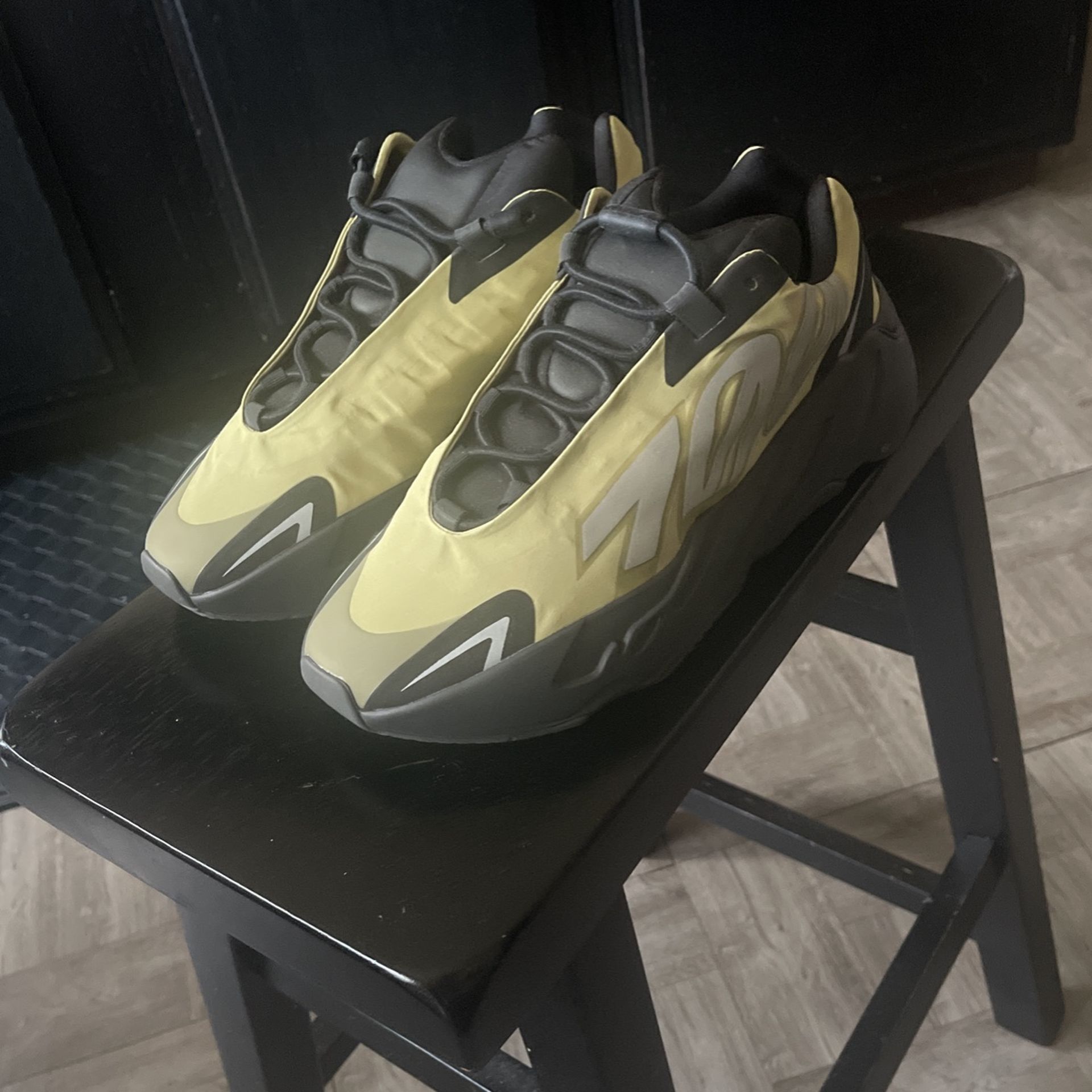 Adidas 700 Size 9 Brand New Never Worn