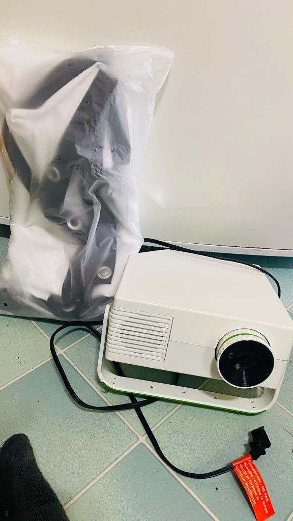 Gaming projector With 125in. Screen