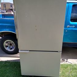 REFRIGERATOR..... REFRIGERADOR....(NOT COOLING, NO ENFREA)