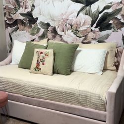 Tufted Daybed with Trundle, Mattress & Bedding  Baby Pink | Like New 
