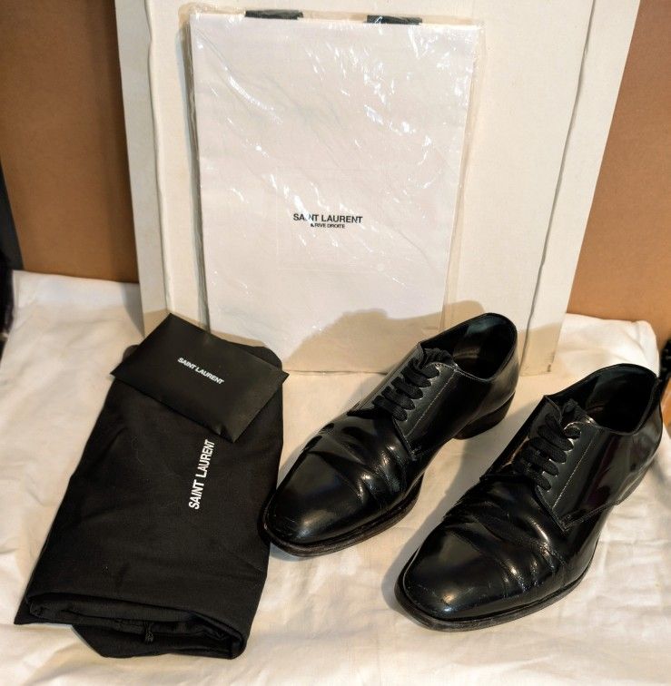 Saint Laurent (YSL) PARIS "Montaigne 25" Derby Laced Black Patent Leather Flats/Dress Shoes. EU 38.5....US 8.5.... 1 inch heel.