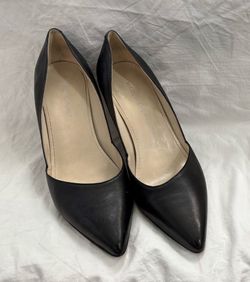 Marc Fisher black leather pointed toe pumps - Size 7