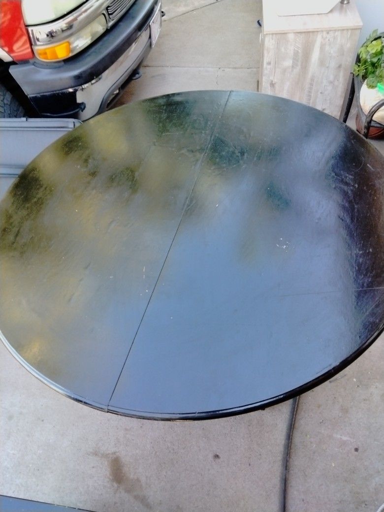 Black circular Table