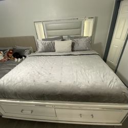 King Bed With Vanity Mirror & Dresser & 2 Night Stand 