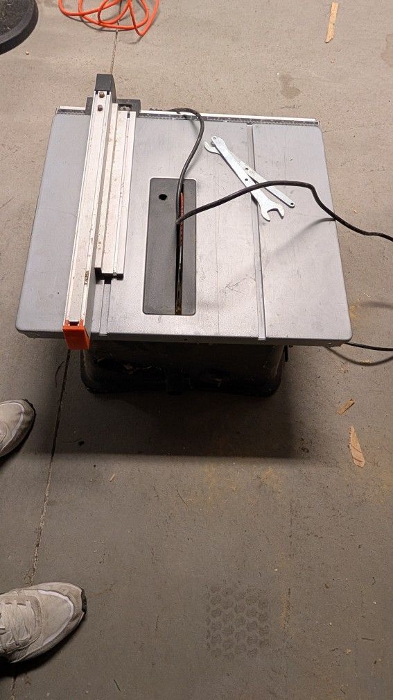 WARRIOR 15 Amp, 10-inch Table Saw.
