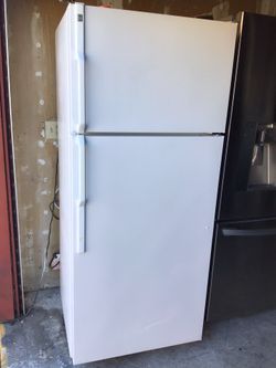 GE Top- Freezer Refrigerator