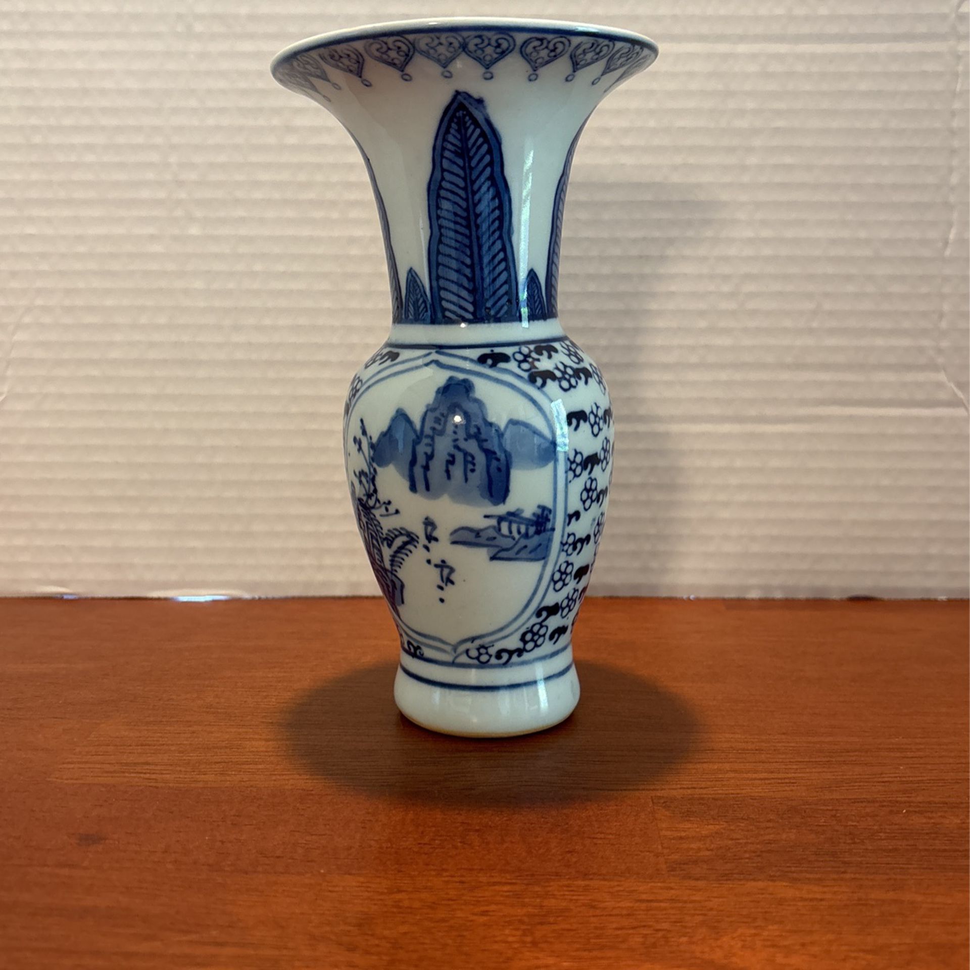 Oriental Blue And White Vase 7 Inches Tall 4 Inches Wide A31