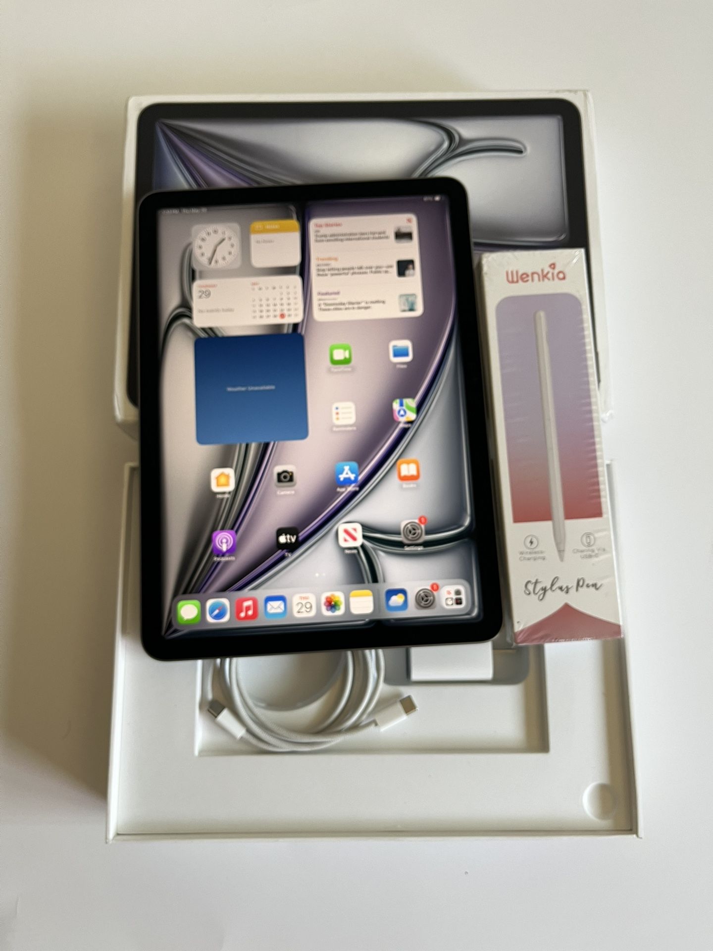 Apple IPad Air 11” ( M2 chip / 2024 Model) 128GB with pen, keyboard case & Accessories