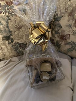 NEW 5pc Avon Rare Gold Gift Set- Spray, Gold Purse, Roll on, Powder & shower gel