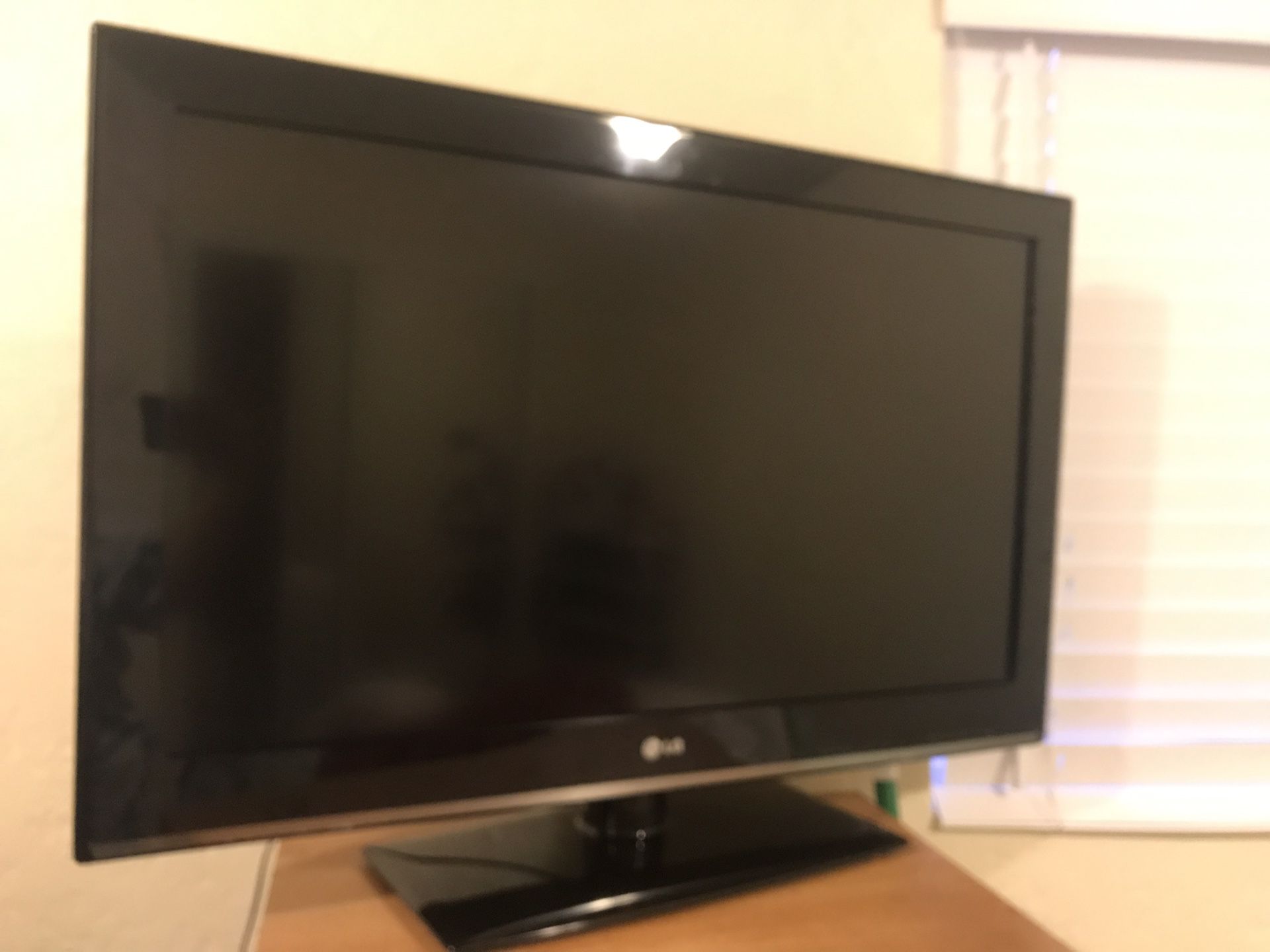 $200 OBO 32” LG TV with Roku