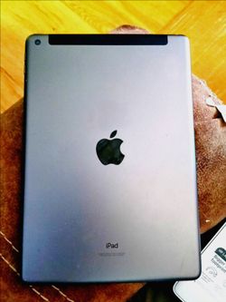 Apple 2021 iPad 9th Gen *locked to owner*