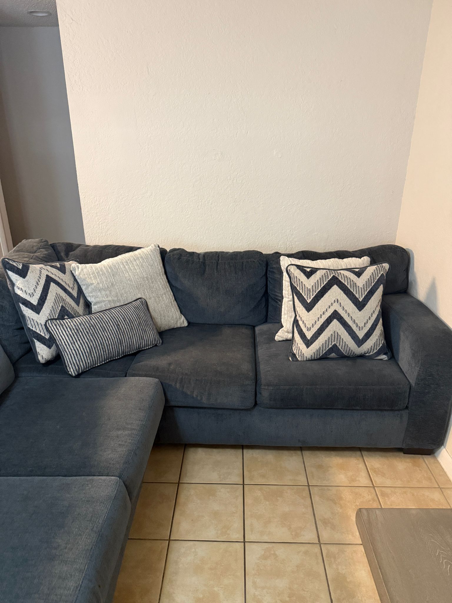 Sectional Navy Couch With Coffe Table